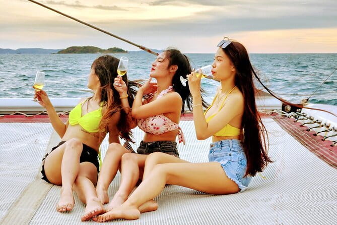 Exclusive Squid Fishing on Chic Floating Café from Pattaya - Fishing gear, live bait, and how the night part works